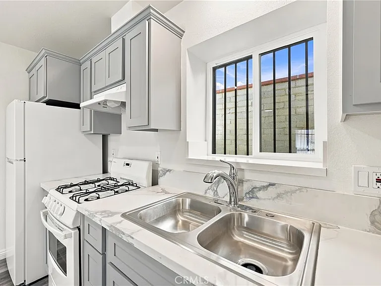10646 S Wilton Pl — Photo 13
