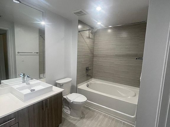 5th image of 421 NE 35th St #102