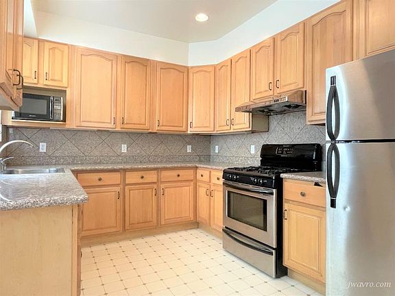 2nd image of 615 Cole St #2