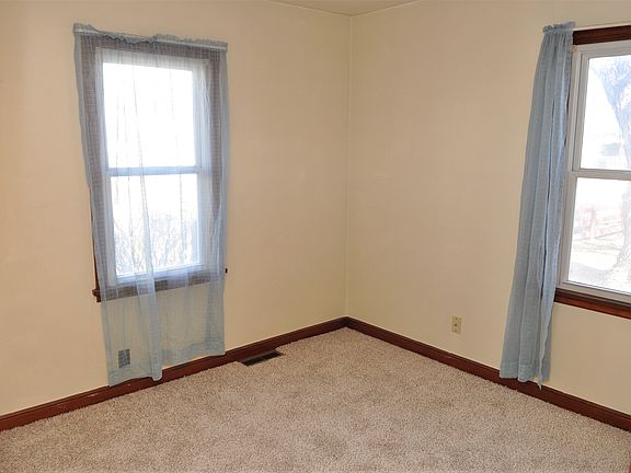5th image of 303 Hurley St E