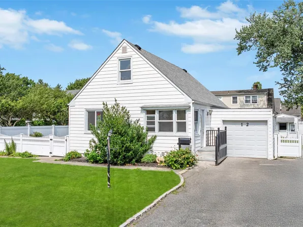 12 Schiller Street, Hicksville, NY 11801