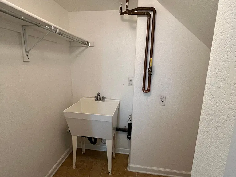 23140 York Ave — Photo 3