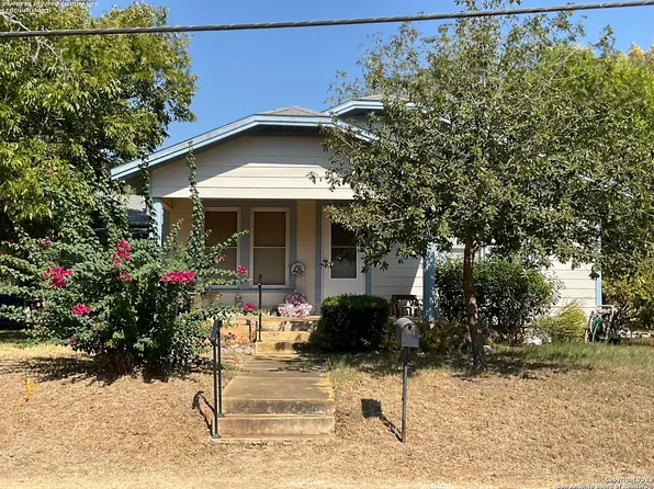 1415 E St, Floresville, TX 78114