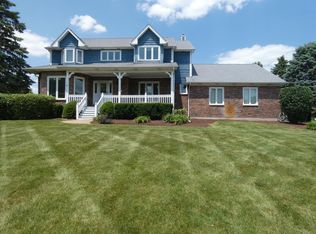 10 Brittany Dr, Oakwood Hills, IL 60013