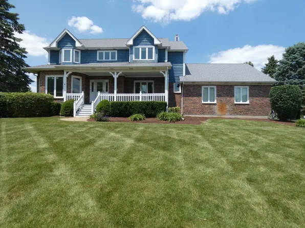 10 Brittany Dr, Oakwood Hills, IL 60013