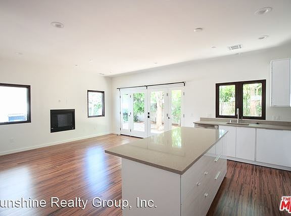 3rd image of 2052 Butler Ave