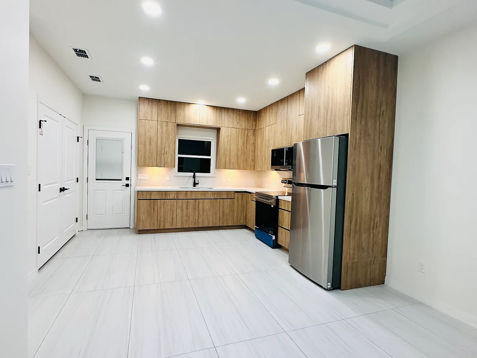 2 bed, 880 sqft, $1,200 — Photo 4