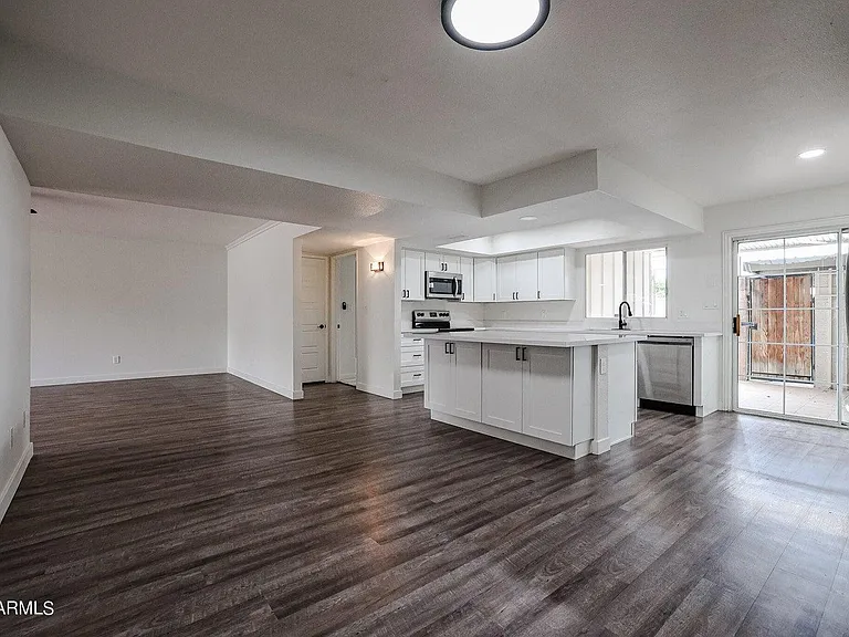 1803 W Maryland Ave — Photo 20