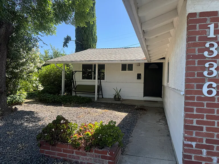 1336 Alder Pl — Photo 2