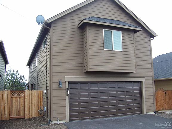 3rd image of 1238 NE Littleton Ln