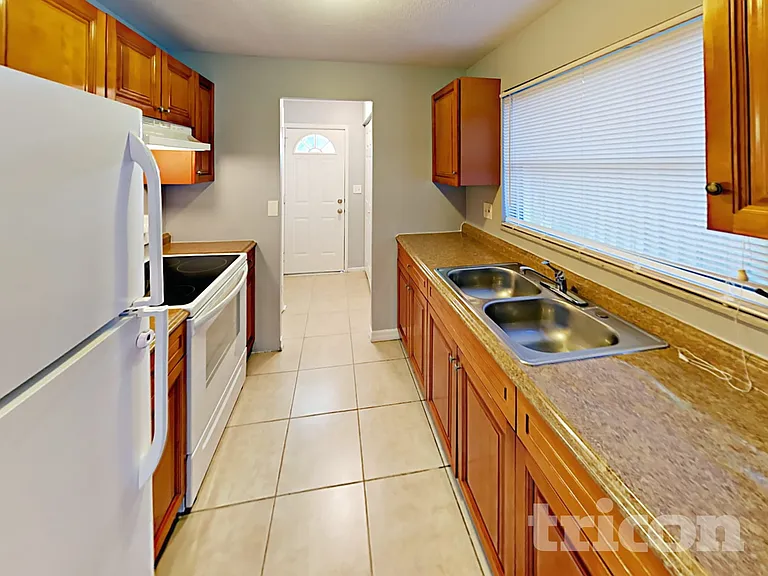 1117 N Saturn Ave — Photo 3