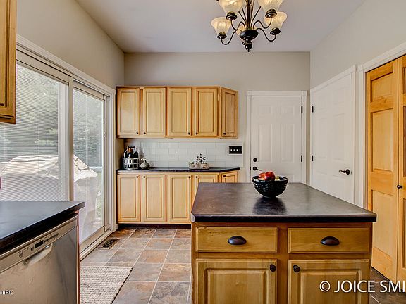 4th image of 6670 Briars Edge Ct NE