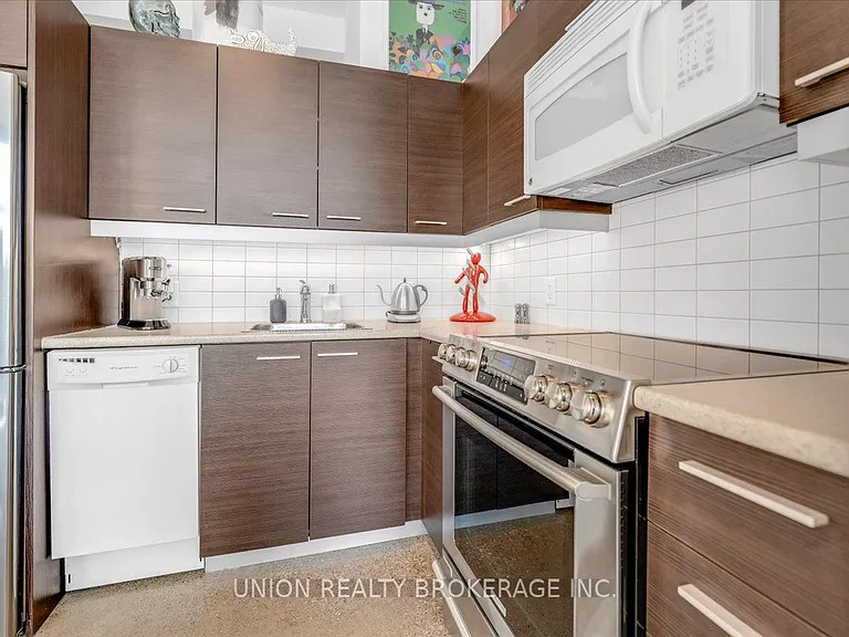 569 King St E #404 — Photo 13