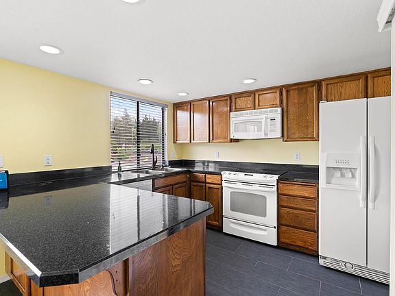 3rd image of 2511 174th Ave NE
