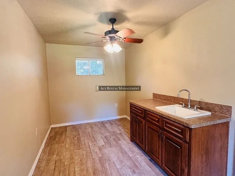 565 E Round Bunch Rd #B — Photo 15