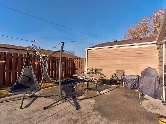 3rd image of 2819 Willow Ave