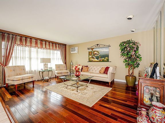5th image of 209 King St