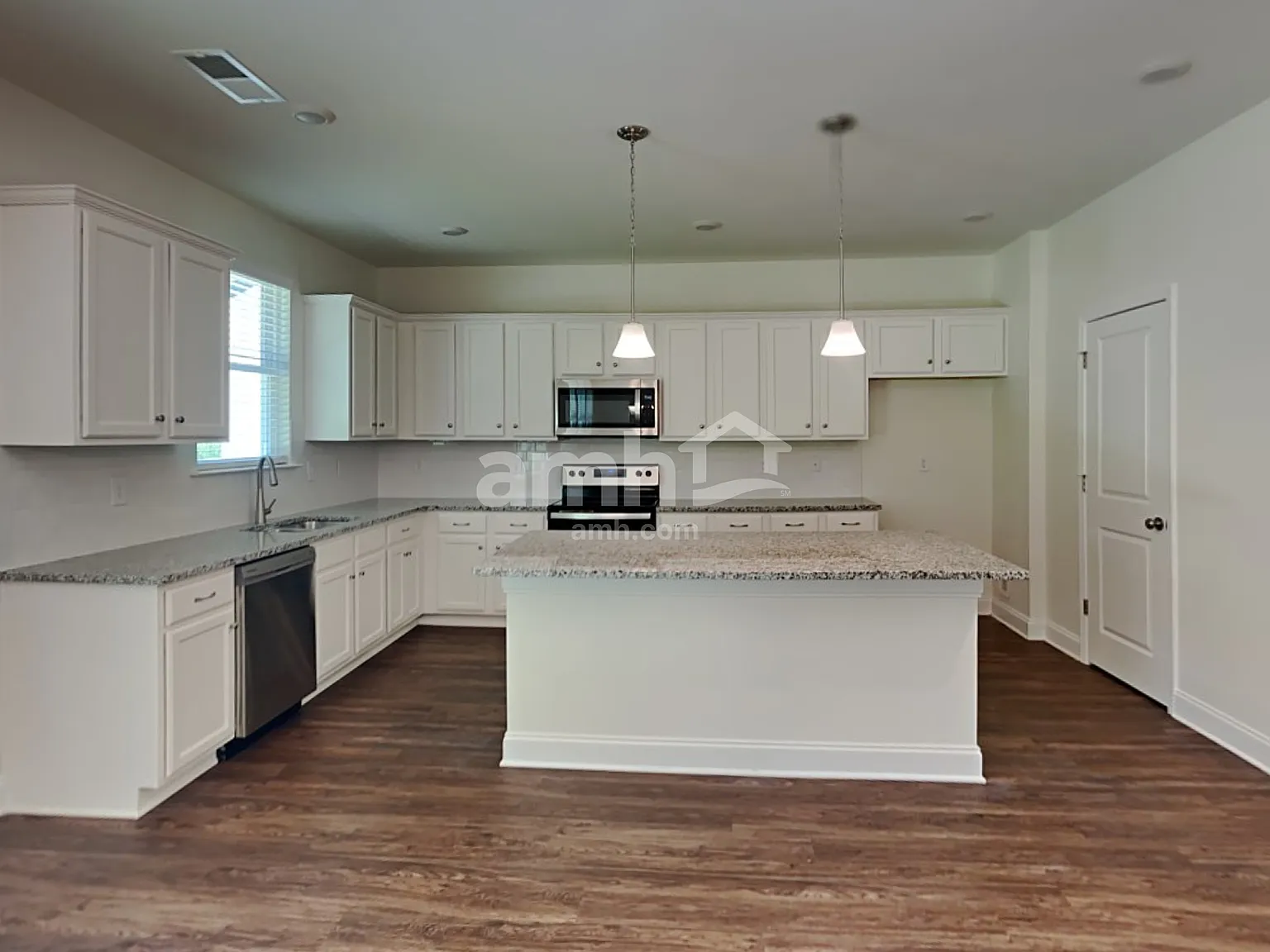 4 bed, 2.5 bath, 2449 sqft, $2,525 — Photo 3