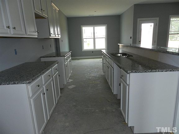 4th image of 33 Kasdon Dr