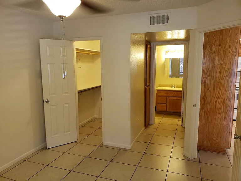 Desert Lakes Apartments — Photo 42