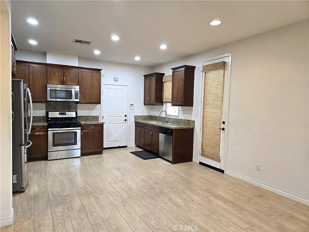 3 bed, 2.5 bath, 1450 sqft, $3,650 — Photo 3