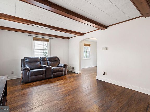 4th image of 104 Laurel Ln