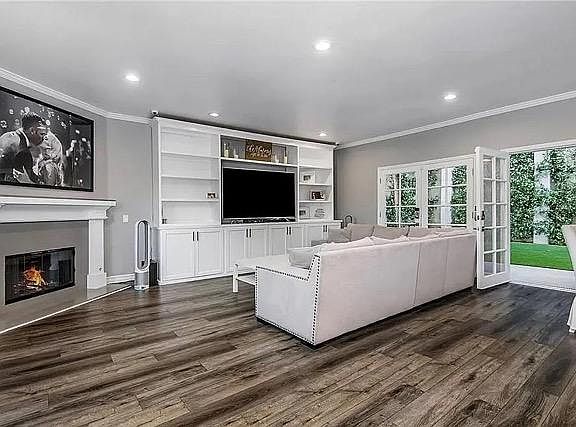 3rd image of 23180 Cass Ave