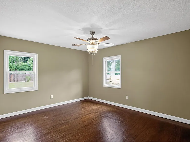 101 Farmington Rd W — Photo 9