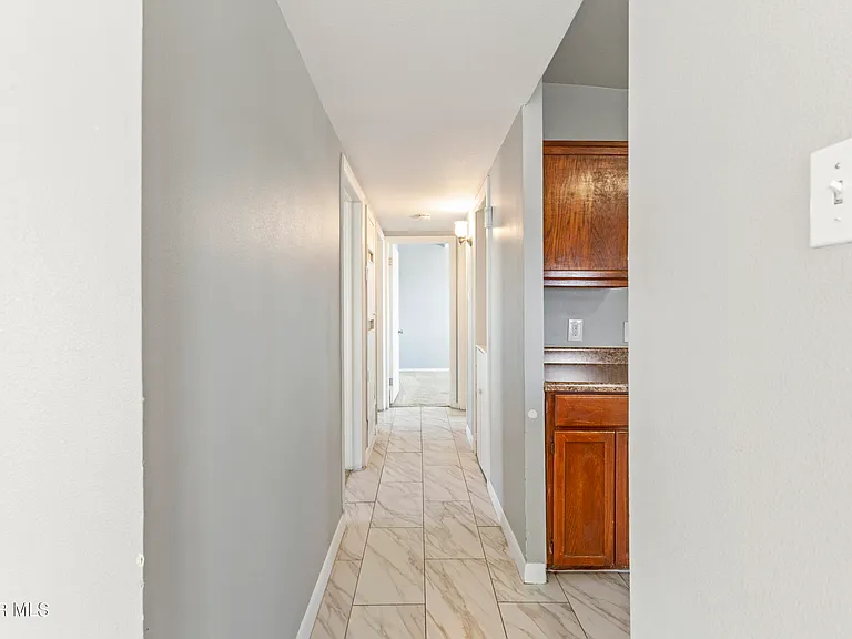 1015 N Clark Dr — Photo 3