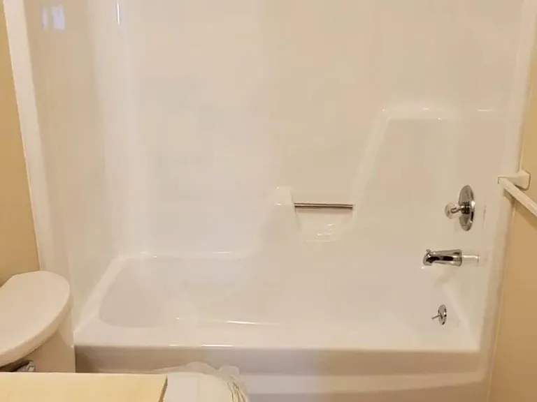 305 Thomas Dr #8 — Photo 3