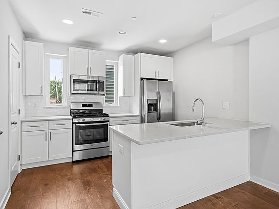 2nd image of 444 Kingsley St #444