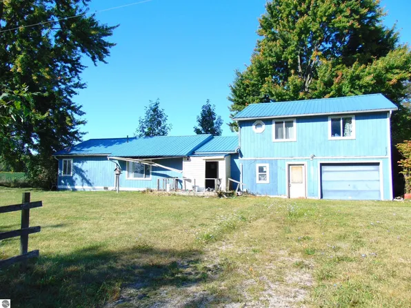 8753 N Chippewa Rd, Coleman, MI 48618