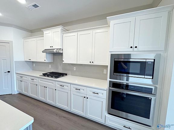5th image of 1055 Maplehurst St