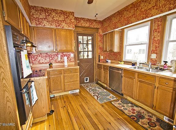 5th image of 406 Center St