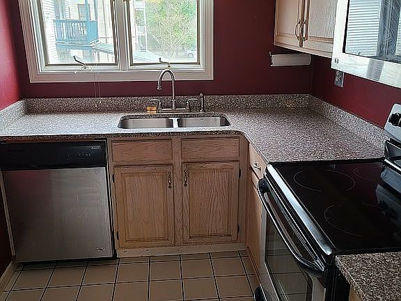 Granite, stainless appliances