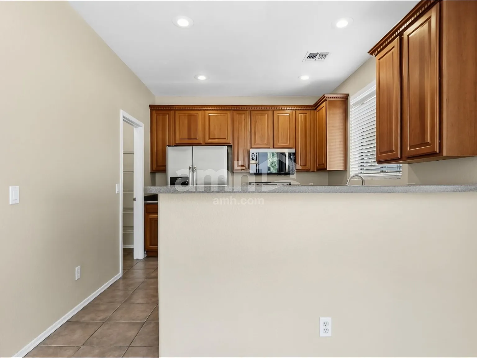 3 bed, 2.5 bath, 1558 sqft, $2,165 — Photo 4