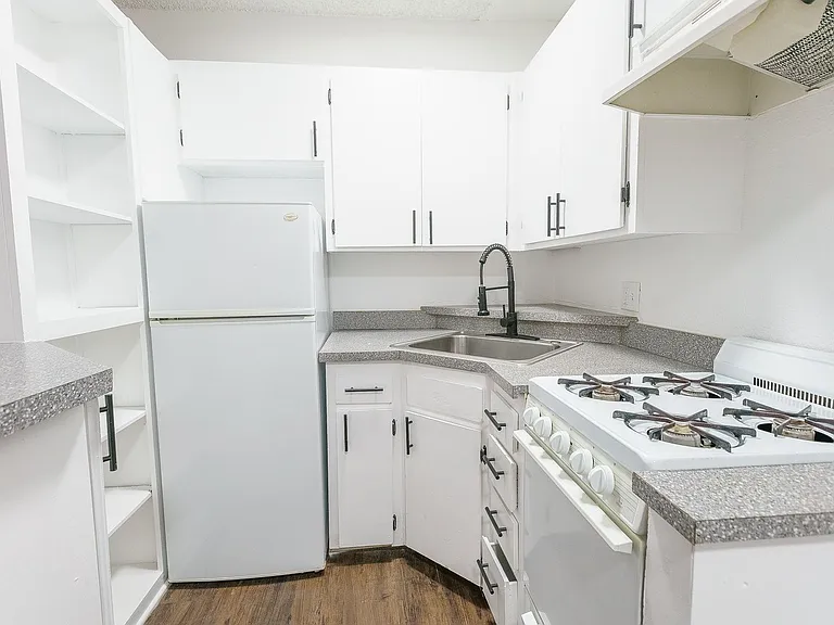 238 South Serrano Ave — Photo 15