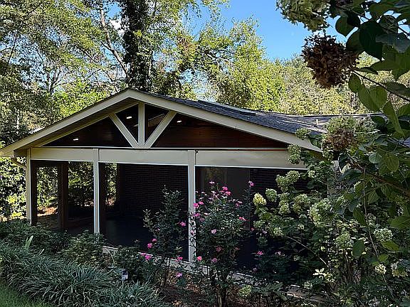 Screened porch in back