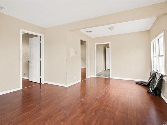 5th image of 226 E 88th Pl