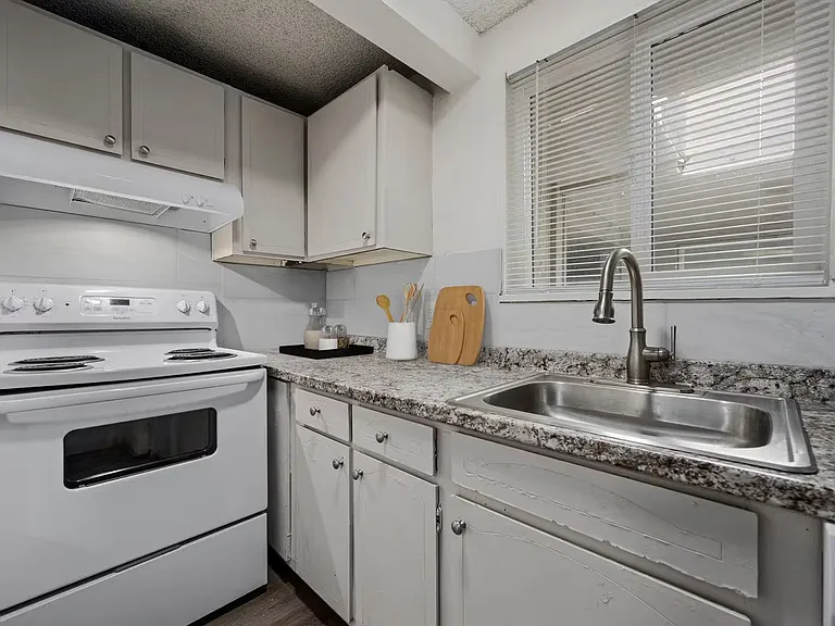 Sunstone Apartments — Photo 35