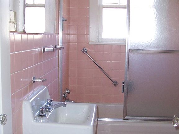 It even has a pink bathroom! Who doesn't want a pink bathroom? ;-)