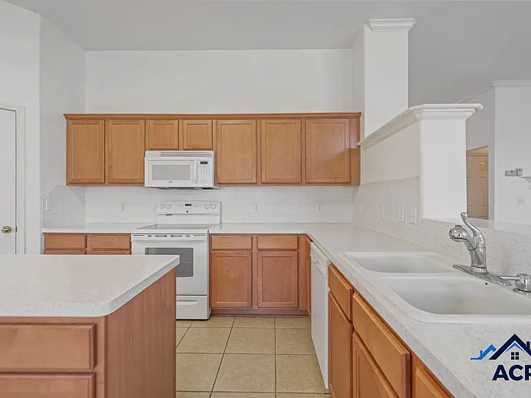 5902 Sutherland Dr — Photo 5