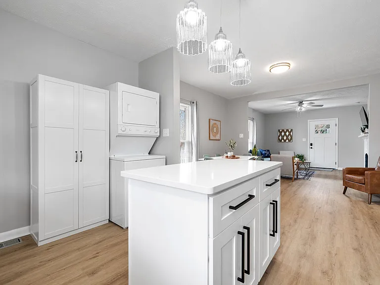 2403 E Pembroke Ave — Photo 17