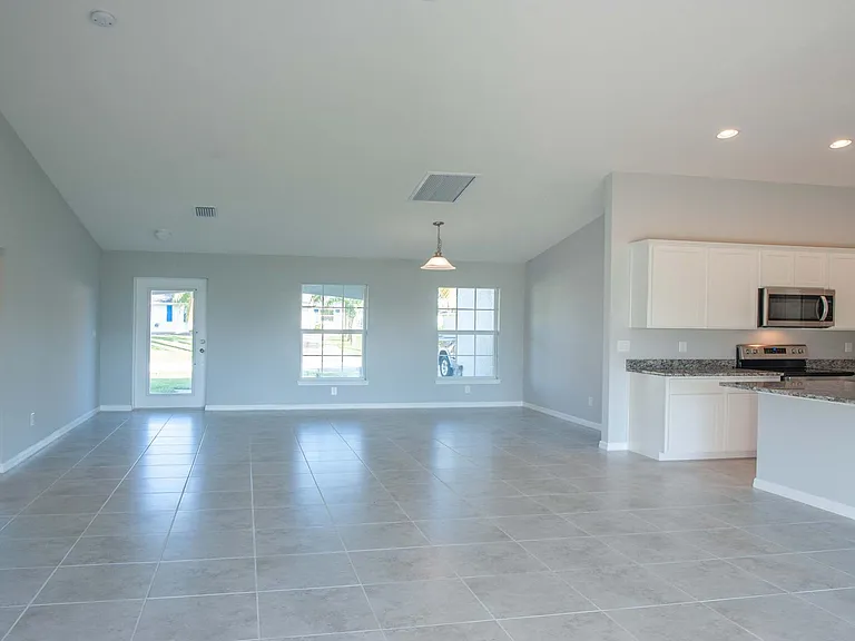 1805 SW 3rd Pl — Photo 5