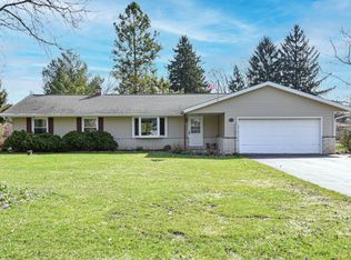 5460 S Oak Ridge Dr, New Berlin, WI 53146