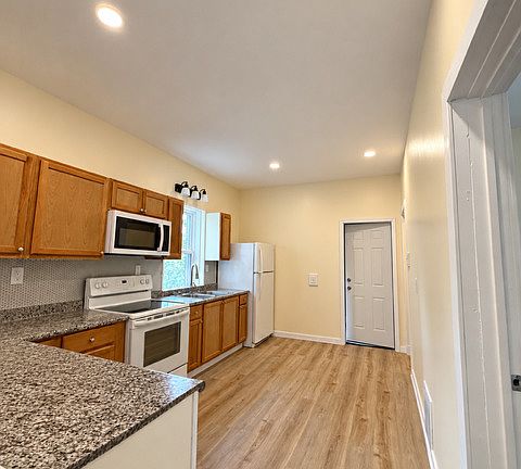 5th image of 9214 S King Dr
