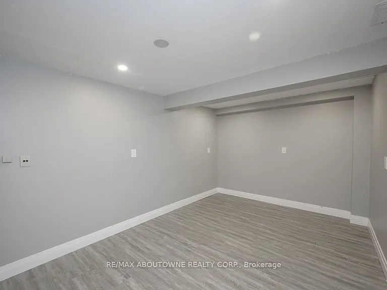 2444 Woburn Cres — Photo 12