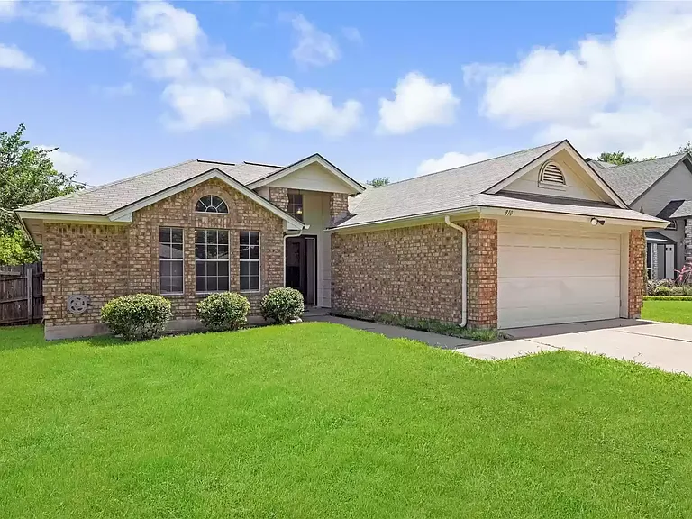 810 Castleview Dr — Photo 2