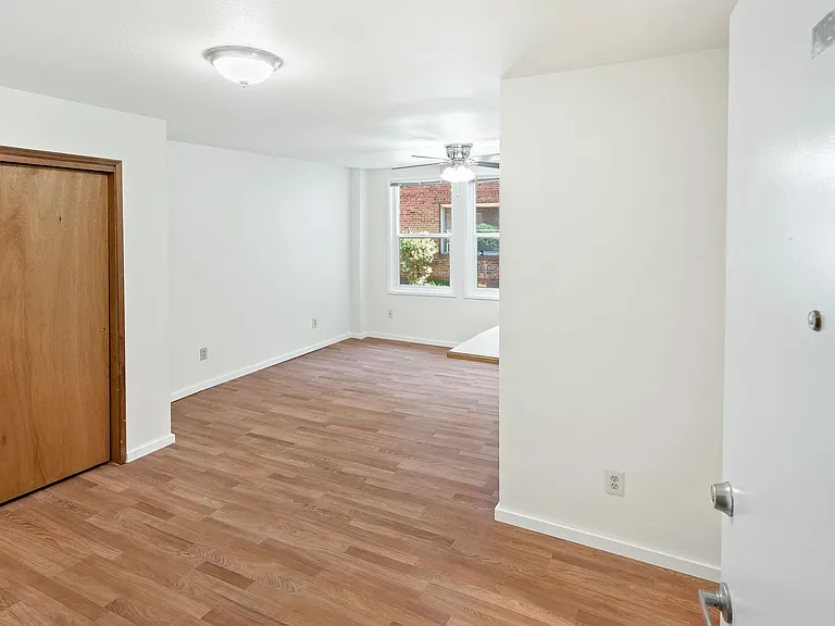 Abbottsford Apartments — Photo 94
