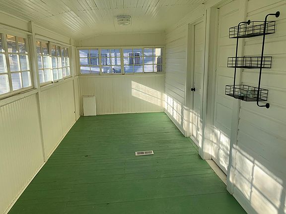 Back Sun Porch - Washer and Dyer hook-up - Doggy Door